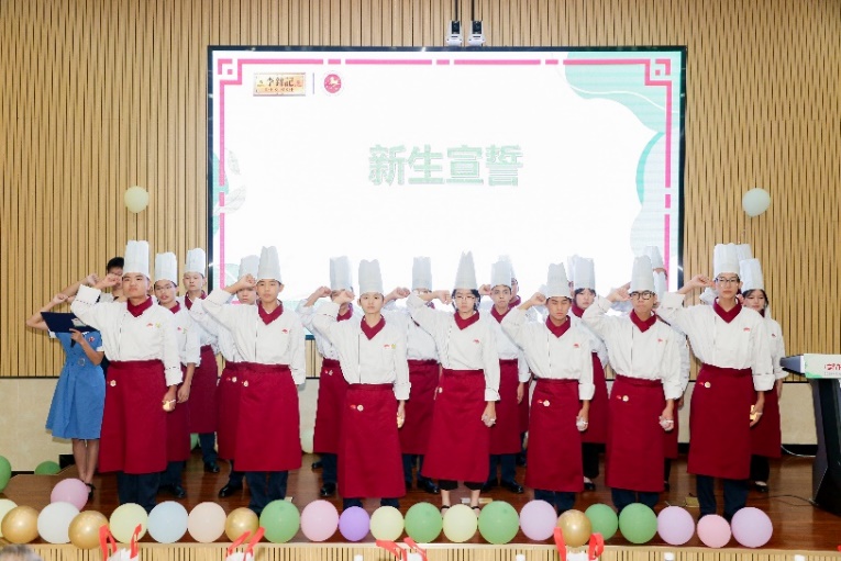 图片包含 室内, 桌子, 照片, 男人

描述已自动生成