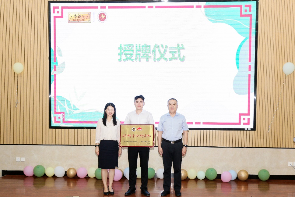 一群人站在一起合影

中度可信度描述已自动生成