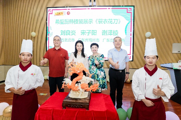 一群人站在台上

中度可信度描述已自动生成