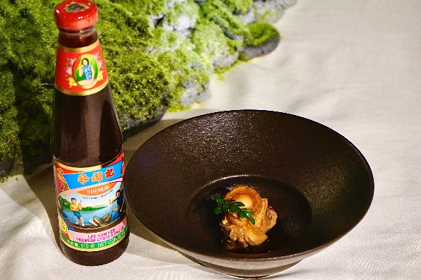 碗里有食物和饮料

描述已自动生成