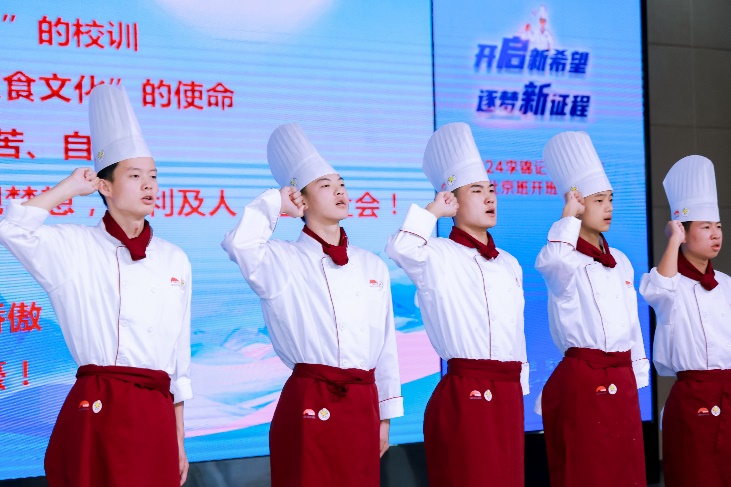 一群穿着民族服装的人

描述已自动生成