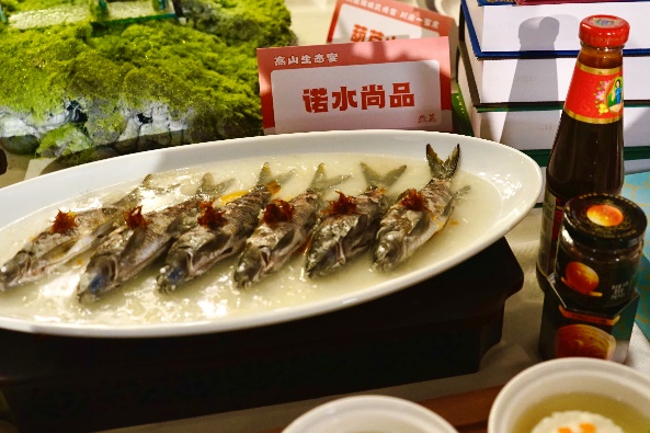 桌子上的盘子里摆着食物和饮料

描述已自动生成