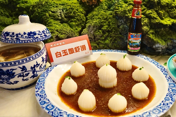 桌子上的盘子里有一些甜点

描述已自动生成