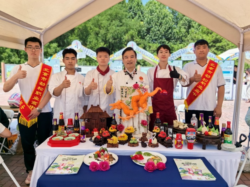一群人站在桌子前摆拍

中度可信度描述已自动生成