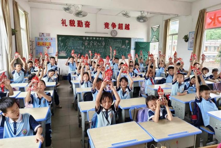许多人在餐厅里

中度可信度描述已自动生成