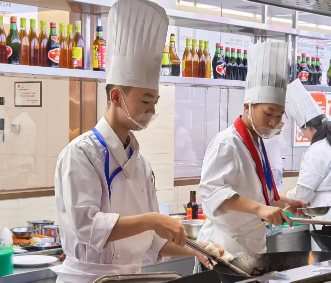 一些人在厨房里制作食物AI 生成的内容可能不正确。