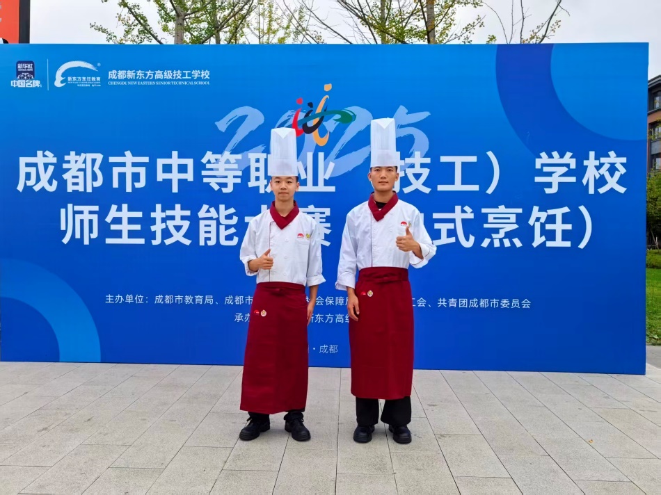 穿着蓝色衣服的男人站在一起AI 生成的内容可能不正确。