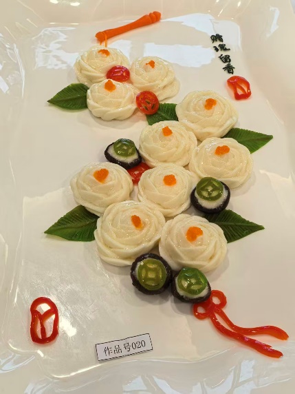 桌子上有许多食物AI 生成的内容可能不正确。
