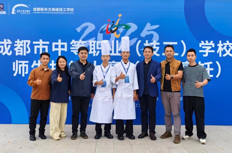 一群人站在一起合影AI 生成的内容可能不正确。