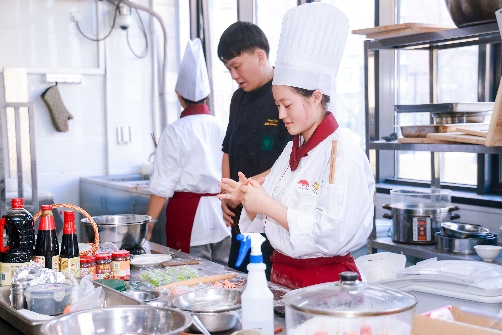 人在厨房里制作食物AI 生成的内容可能不正确。