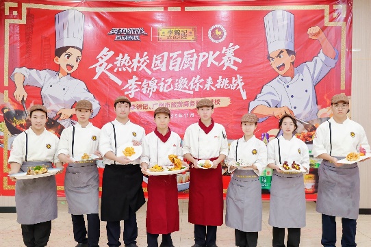 一群穿着制服的人站在一起合影AI 生成的内容可能不正确。