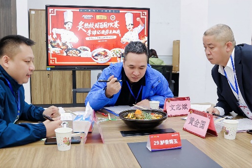 一些人在桌子前吃东西

AI 生成的内容可能不正确。