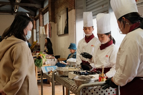 一群人在厨房里做饭

AI 生成的内容可能不正确。