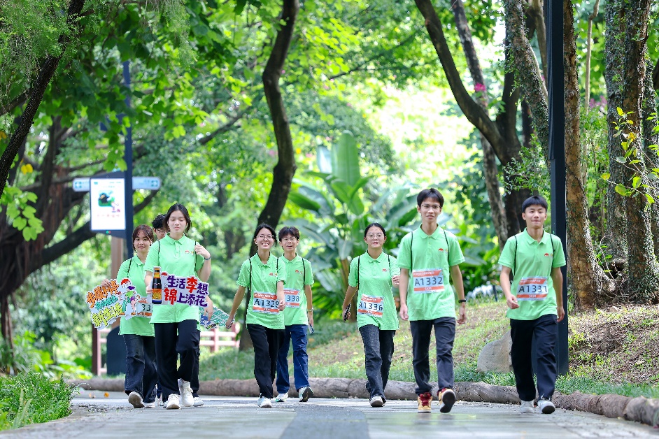 一群小孩站在树下AI 生成的内容可能不正确。