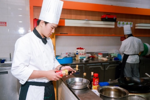 人站在厨房里制作食物AI 生成的内容可能不正确。