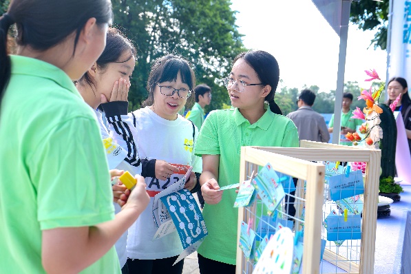 小孩和大人

AI 生成的内容可能不正确。