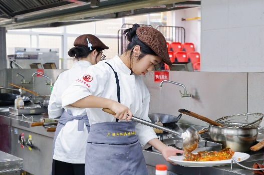 人在厨房里烹饪食物AI 生成的内容可能不正确。