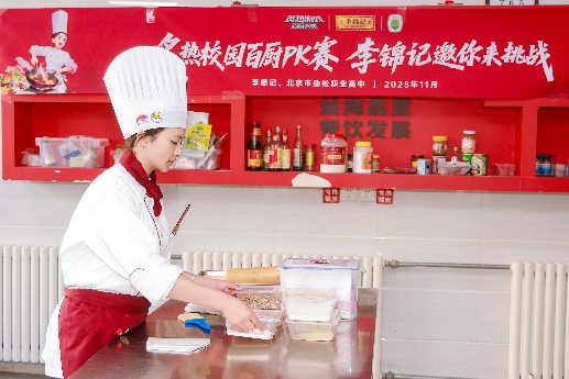 戴帽子的人在厨房里AI 生成的内容可能不正确。