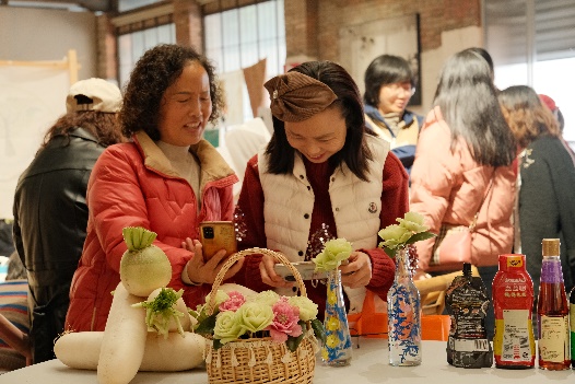 图片包含 人, 室内, 桌子, 女人

AI 生成的内容可能不正确。