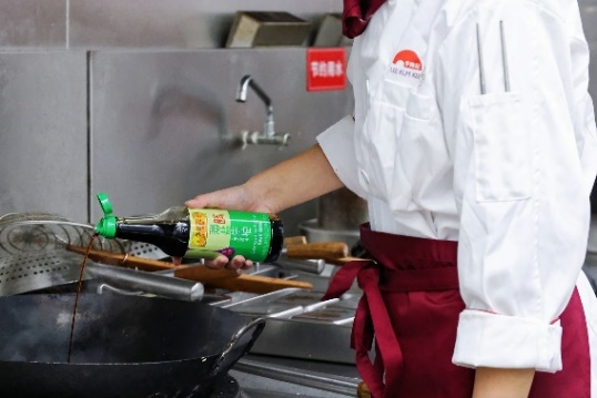 戴帽子的男人在厨房里烹饪AI 生成的内容可能不正确。