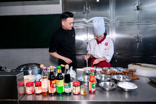 人在厨房里做食物AI 生成的内容可能不正确。