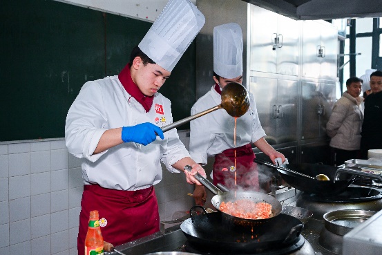 一些人在厨房里烹饪食物AI 生成的内容可能不正确。