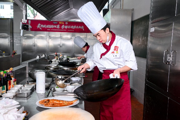 人在厨房里制作食物AI 生成的内容可能不正确。