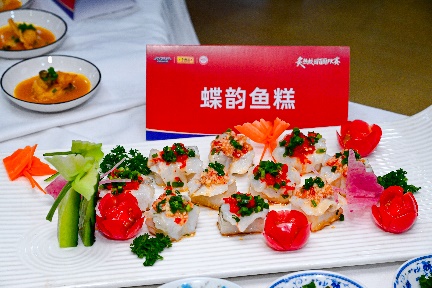 桌子上的盘子里摆着许多食物AI 生成的内容可能不正确。