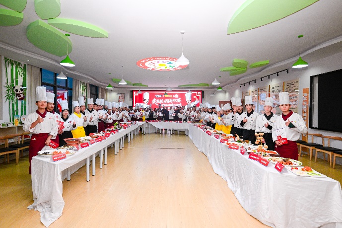 图片包含 室内, 天花板, 桌子, 人AI 生成的内容可能不正确。