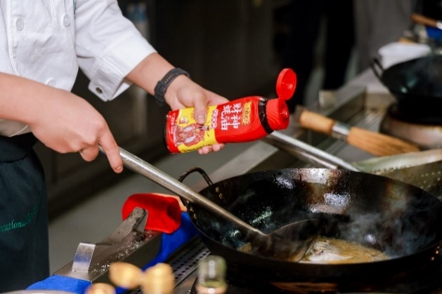 人在厨房里制作食物AI 生成的内容可能不正确。