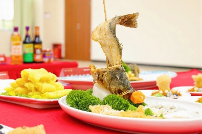 桌子上放着食物和餐具

AI 生成的内容可能不正确。