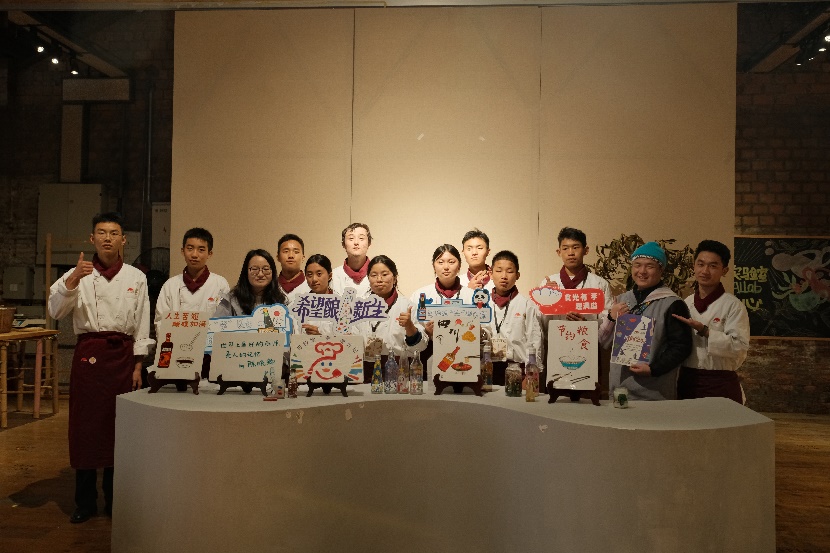 一群人站在桌子前合影AI 生成的内容可能不正确。