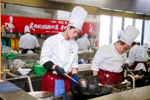 戴帽子的人在厨房里烹饪AI 生成的内容可能不正确。