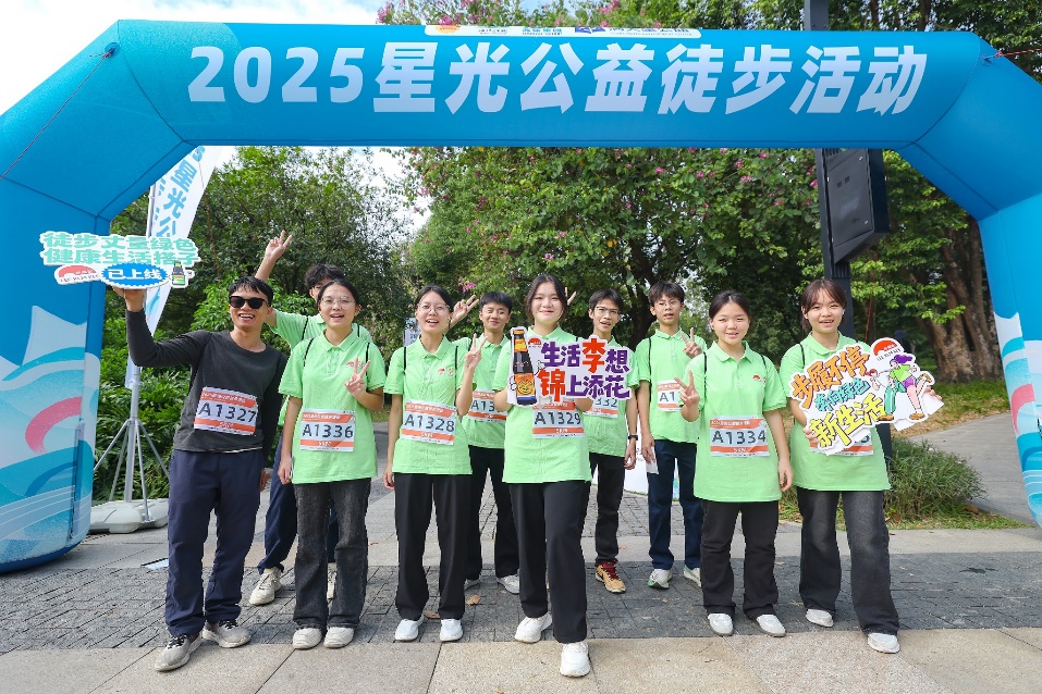 一群人站在蓝色的标志AI 生成的内容可能不正确。