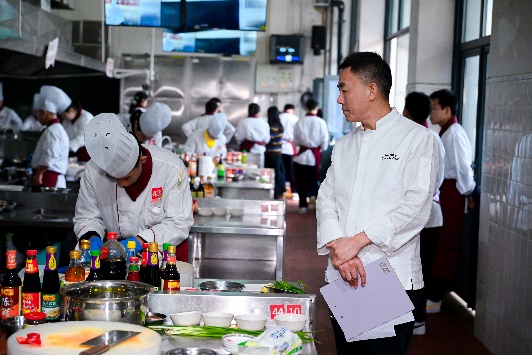 一些人在厨房里制作食物AI 生成的内容可能不正确。