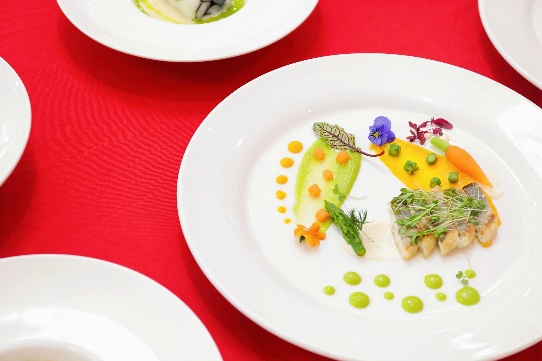 盘子里有食物和餐具AI 生成的内容可能不正确。