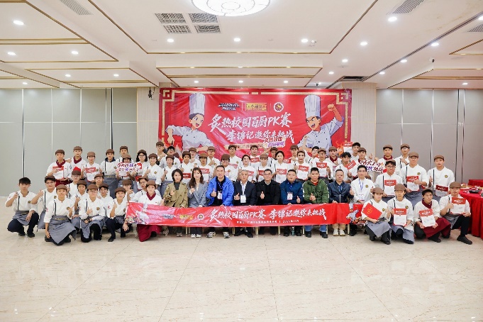 一群人站在室内AI 生成的内容可能不正确。