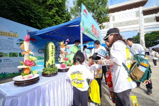 图片包含 户外, 人, 男人, 人们

AI 生成的内容可能不正确。