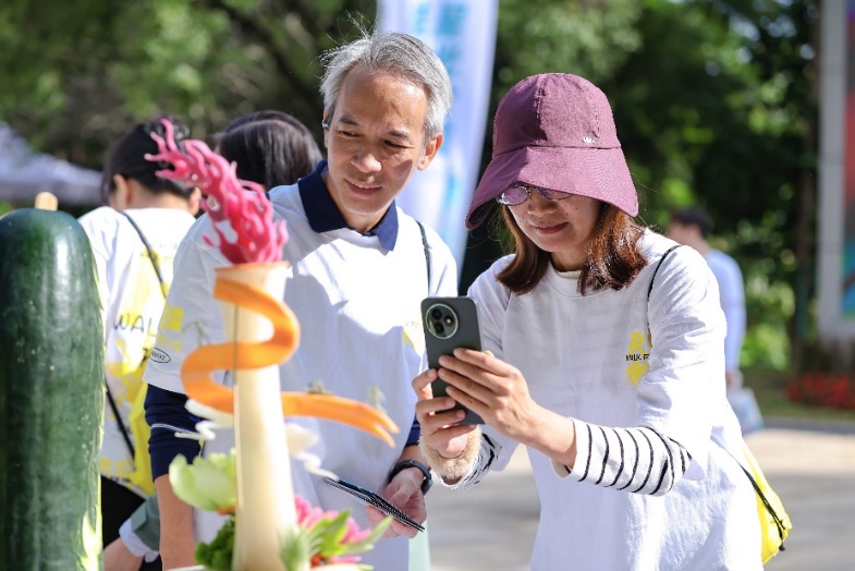 戴帽子的人在街道上AI 生成的内容可能不正确。