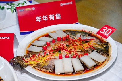 桌子上的盘子里放着食物AI 生成的内容可能不正确。