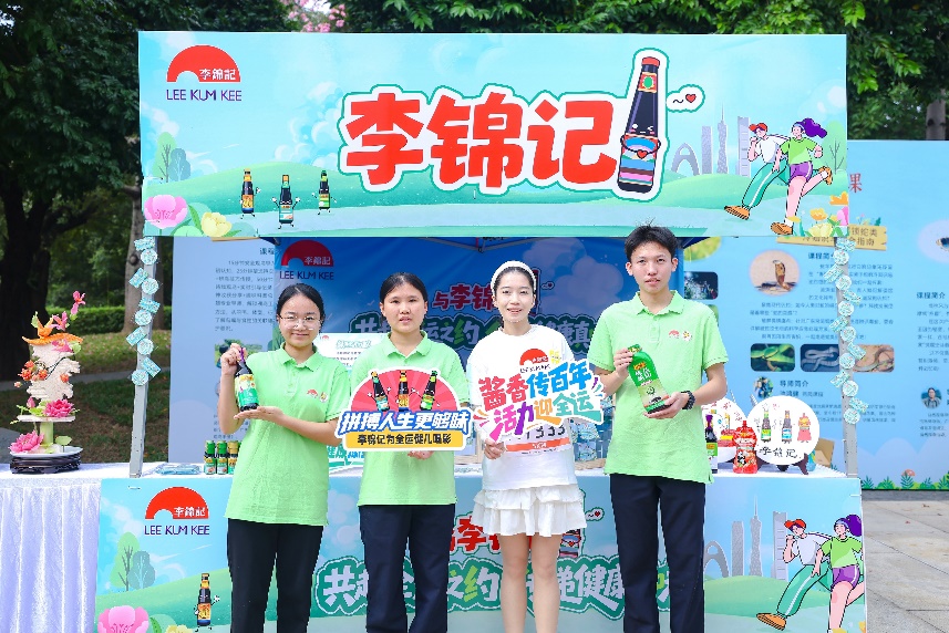 一群人站在一起合影AI 生成的内容可能不正确。