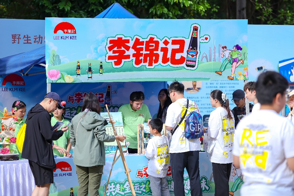 一群人站在人的照片上写着字AI 生成的内容可能不正确。