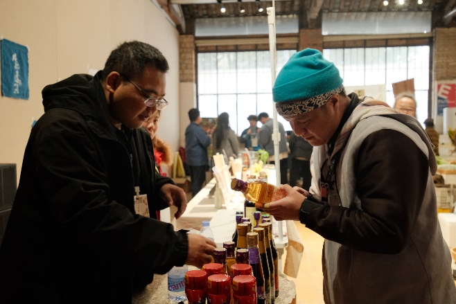 图片包含 人, 室内, 红酒, 男人AI 生成的内容可能不正确。