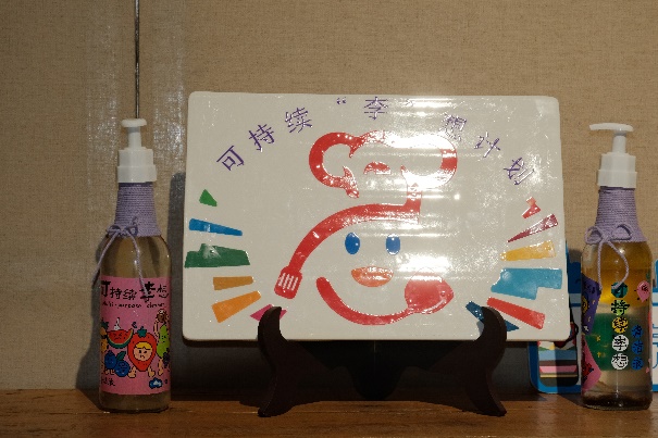 墙上的广告单倒一边的照片AI 生成的内容可能不正确。