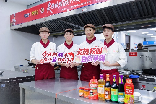 一群人站在厨房里AI 生成的内容可能不正确。