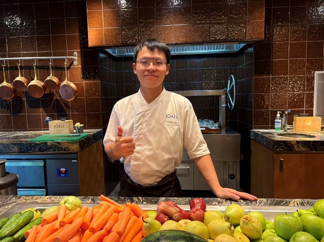 人站在水果摊前AI 生成的内容可能不正确。