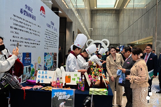 一群人站在人的照片上写着字

AI 生成的内容可能不正确。