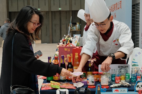 男人和女人在切蛋糕

AI 生成的内容可能不正确。