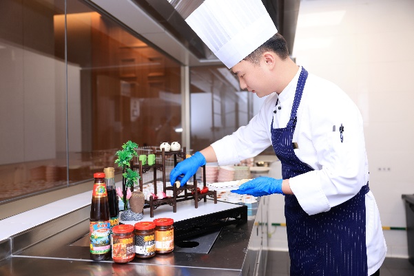 戴帽子的人在厨房里AI 生成的内容可能不正确。