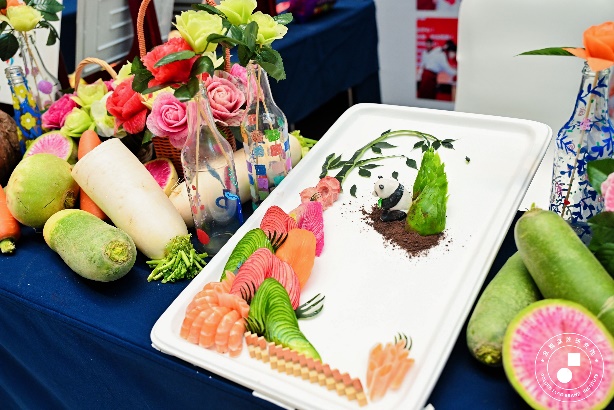 桌子上放着许多花

AI 生成的内容可能不正确。